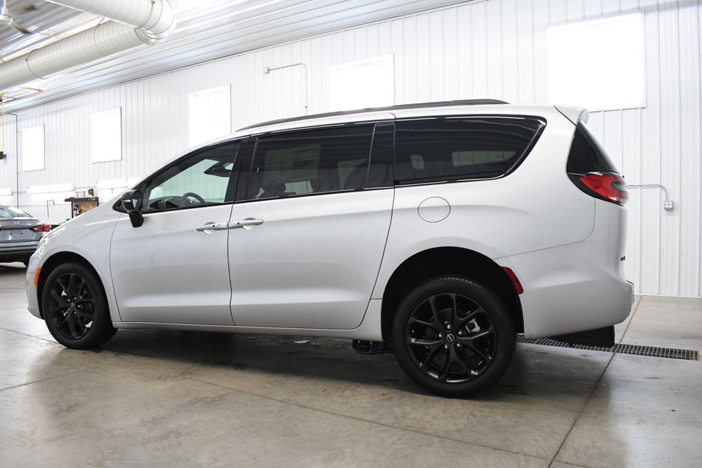 Used 2026 Silver Chrysler Select image 5