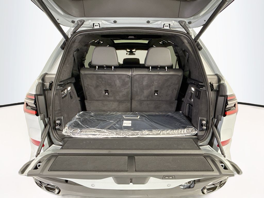 Thumbnail: 2027 BMW X7 - 27