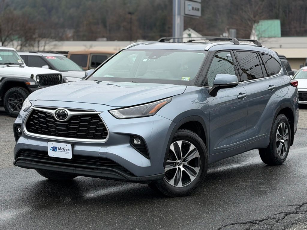 Gray 2022 Toyota Highlander XLE AWD SUV / Crossover All-Wheel Drive 8-Speed Automatic