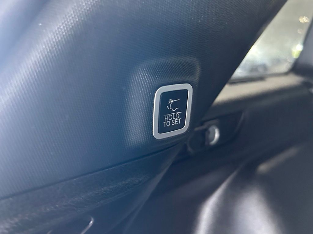 Used 2023 Diamond Black Crystal Pearlcoat Jeep Altitude image 43