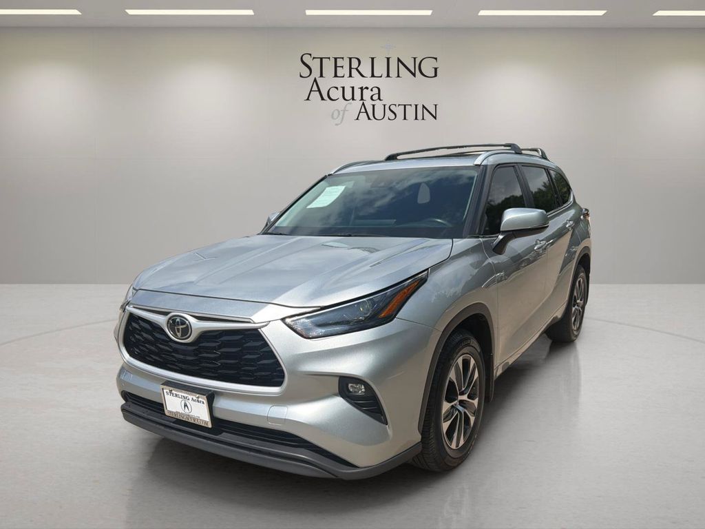 Celestial Silver Metallic 2024 Toyota Highlander SUV / Crossover Front-Wheel Drive 8-Speed Automatic