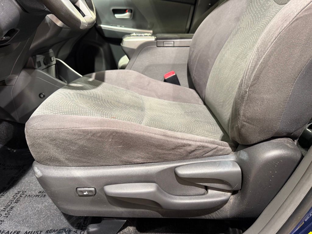 Thumbnail: 2012 Toyota Prius v - 13