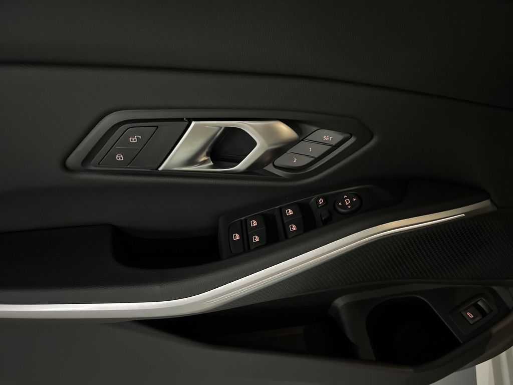 Thumbnail: 2025 BMW 3 Series - 13