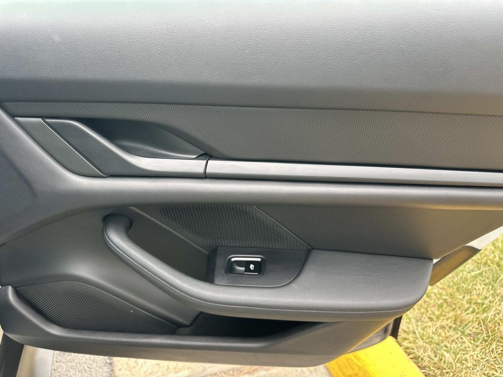 Thumbnail: 2021 Porsche Taycan - 23