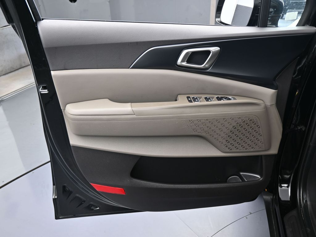 Used 2025 Aurora Black Pearl Kia LXS image 13
