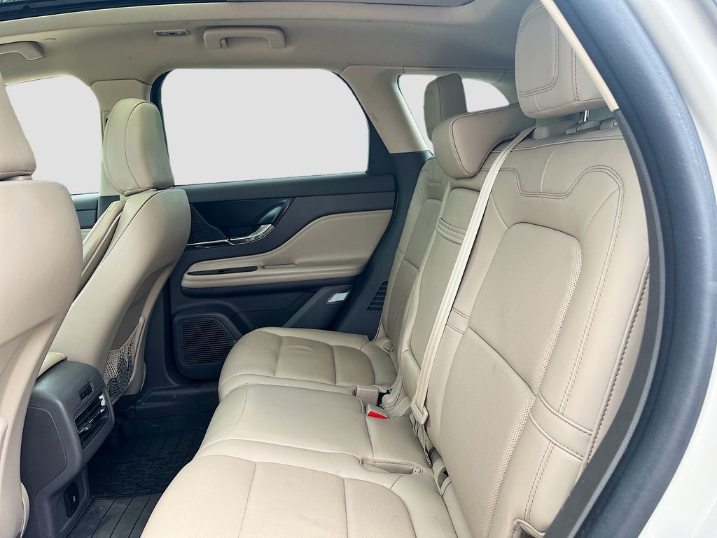 Used 2022 White Lincoln Standard image 25