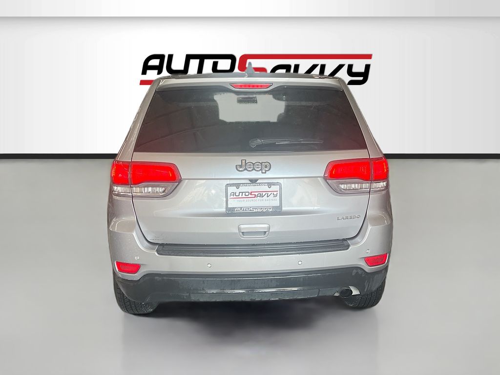 Used 2019 Silver Jeep Laredo image 6