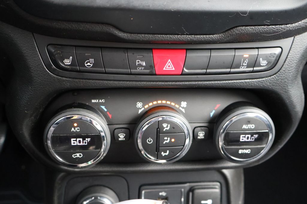 Thumbnail: 2016 Jeep Renegade - 25