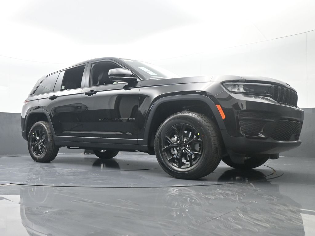 New 2025 Diamond Black Crystal Pearlcoat Jeep Altitude image 55
