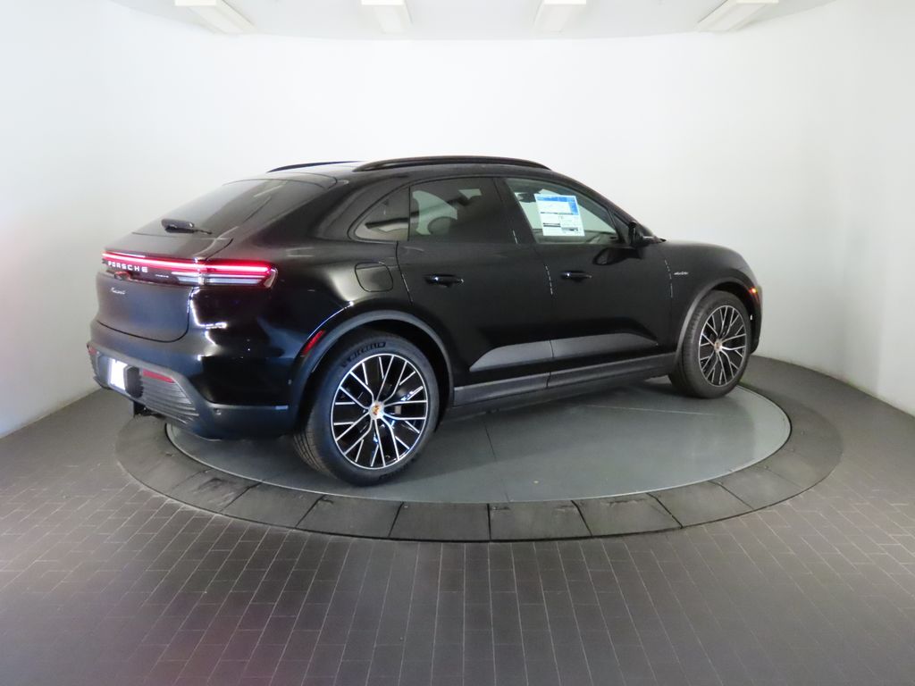 Thumbnail: 2026 Porsche Macan - 7