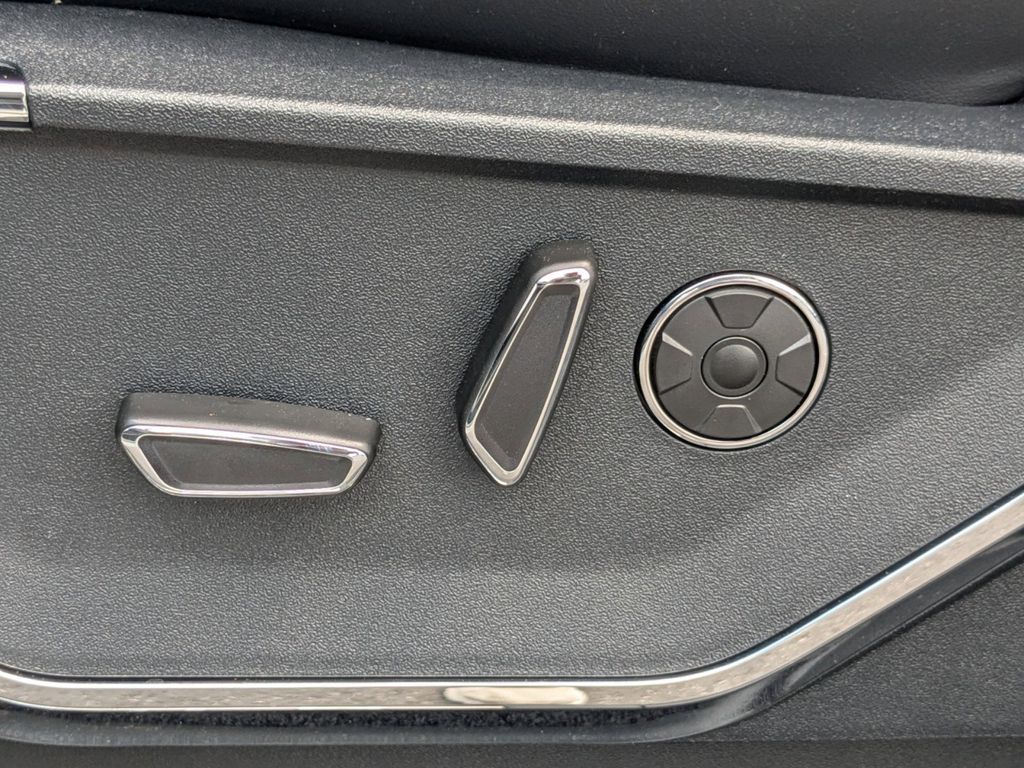 2025 Ford F-150 Lightning Platinum