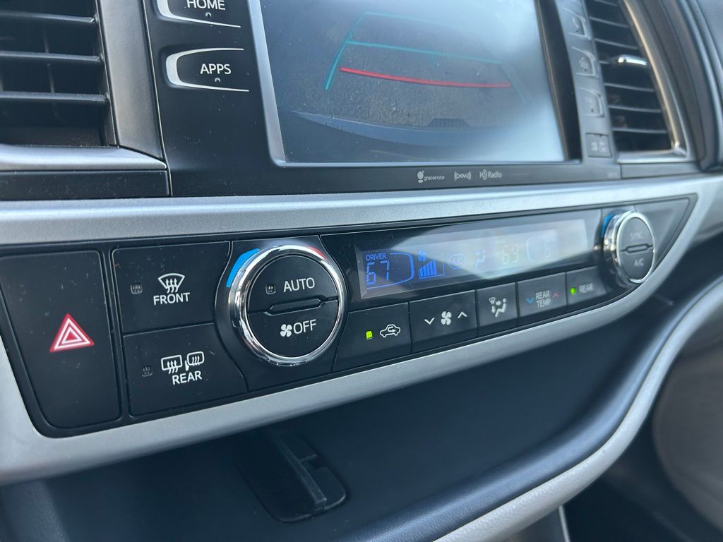2017 Toyota Highlander SE 19
