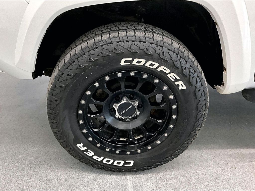 2017 Toyota Tacoma — photo 7