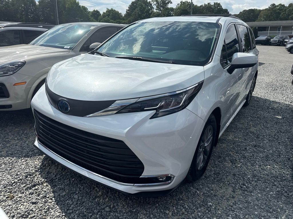 Pearl 2022 Toyota Sienna XLE 7-Passenger FWD Minivan Front-Wheel Drive Continuously Variable Transmission
