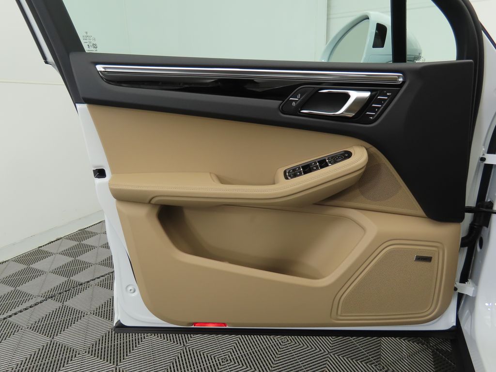 Thumbnail: 2025 Porsche Macan - 27