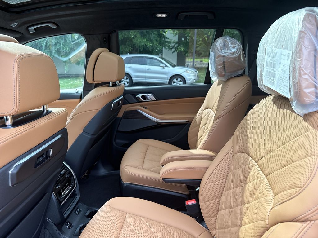 Thumbnail: 2027 BMW X7 - 23