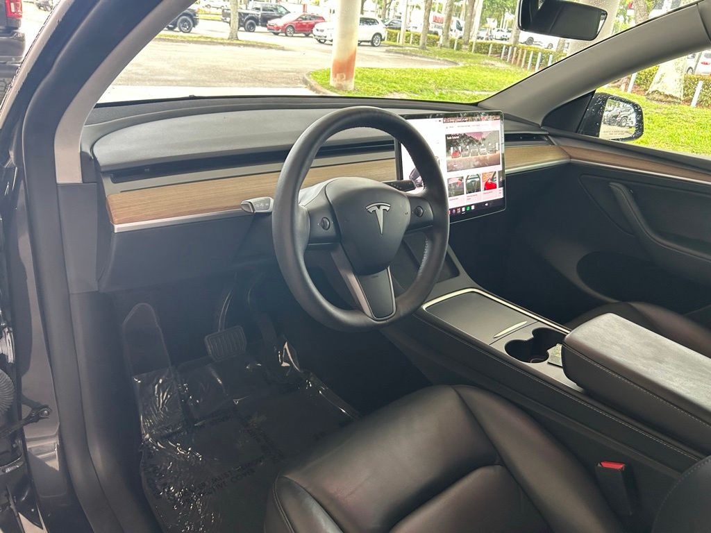 Used 2024  Tesla  image 5