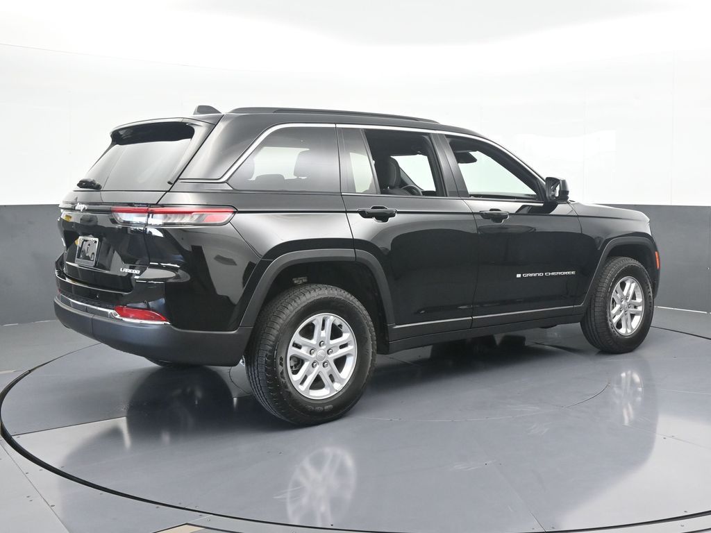 Used 2025 Diamond Black Crystal Pearlcoat Jeep Laredo image 6