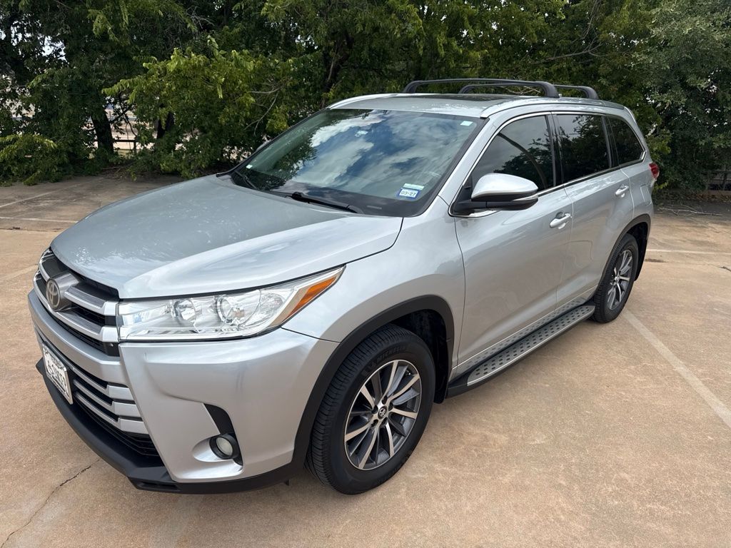 2017 Toyota Highlander photo 1