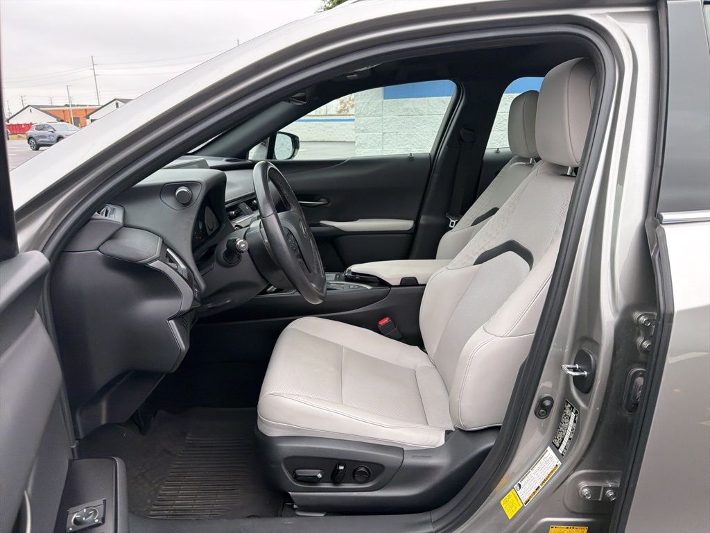 Thumbnail: 2021 Lexus UX - 18