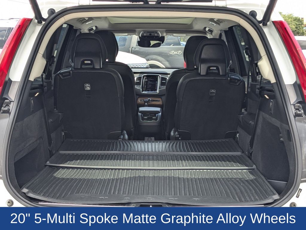 2022 Volvo XC90 T6 Momentum 6-Passenger