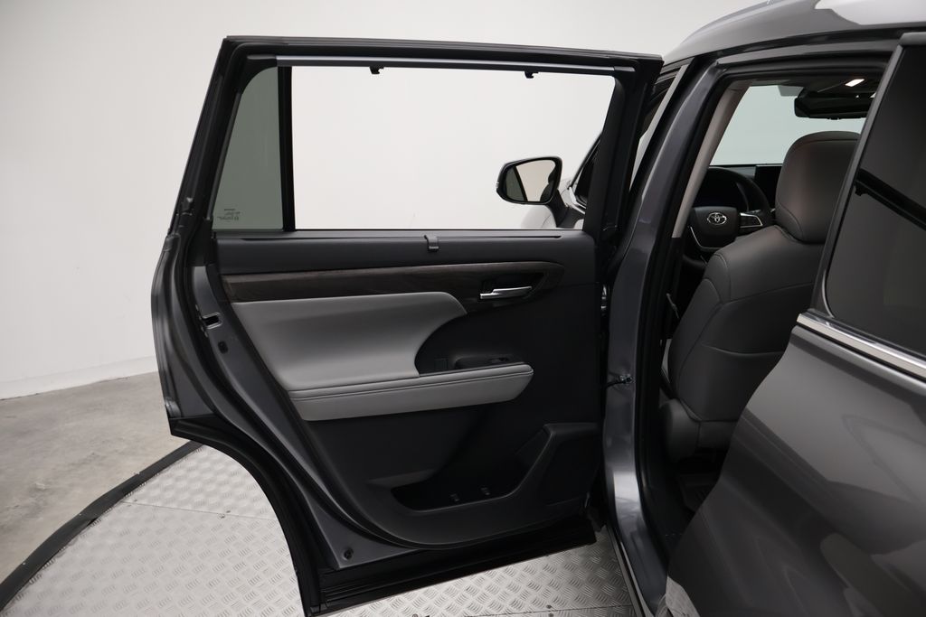 Thumbnail: 2025 Toyota Highlander - 21