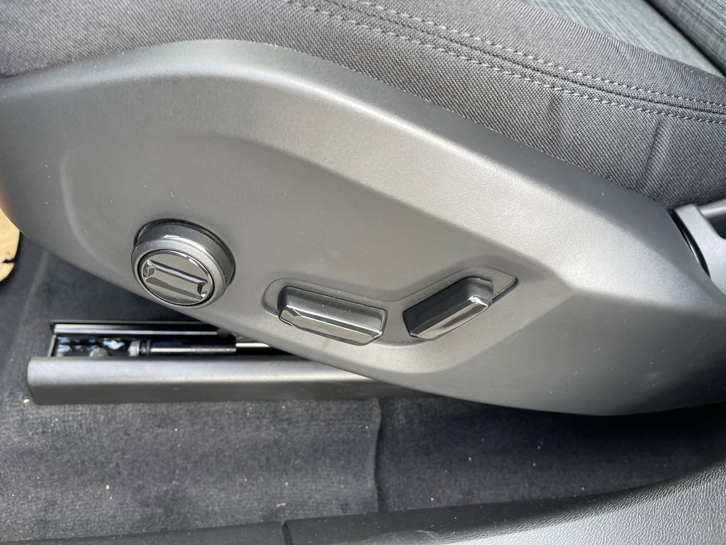 2023 Volvo XC60 B5 Core photo