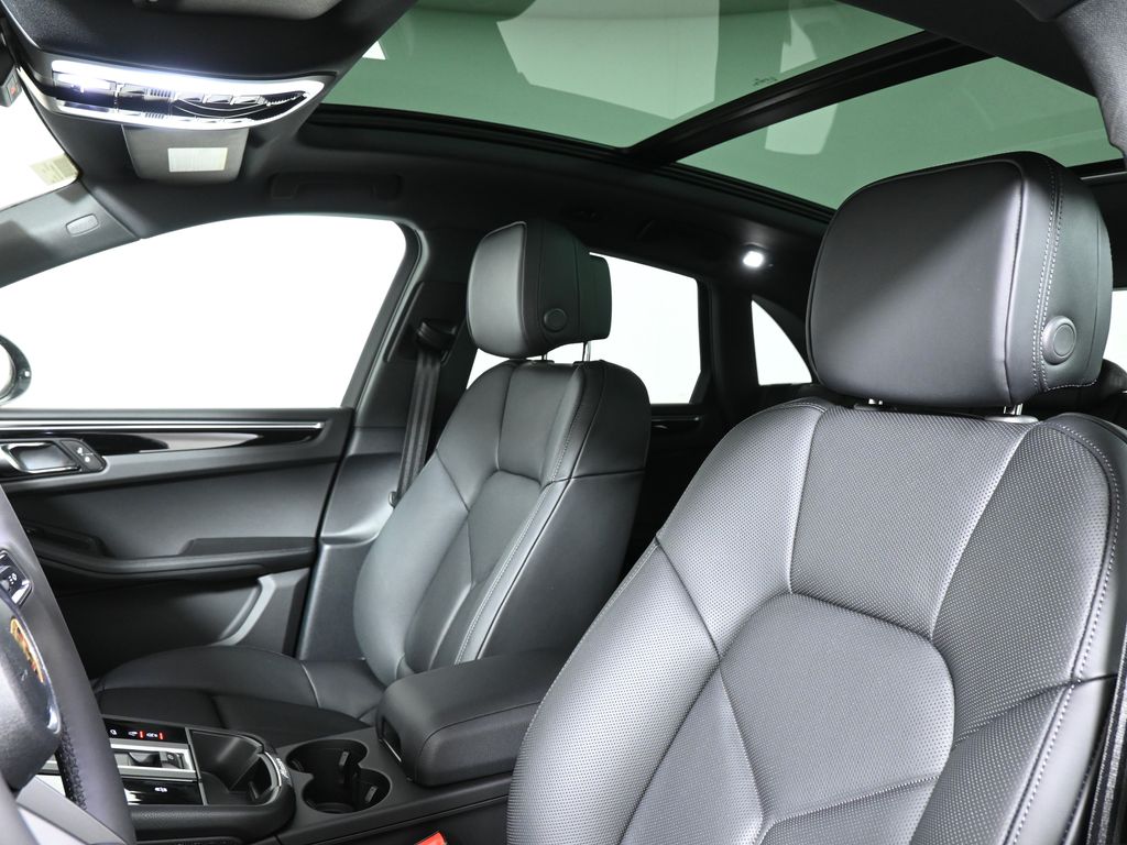 Thumbnail: 2025 Porsche Macan - 16