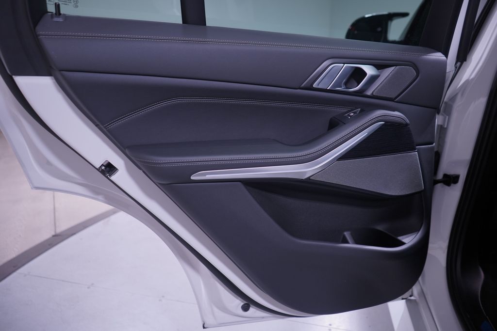 2025 BMW X5 M60i 15