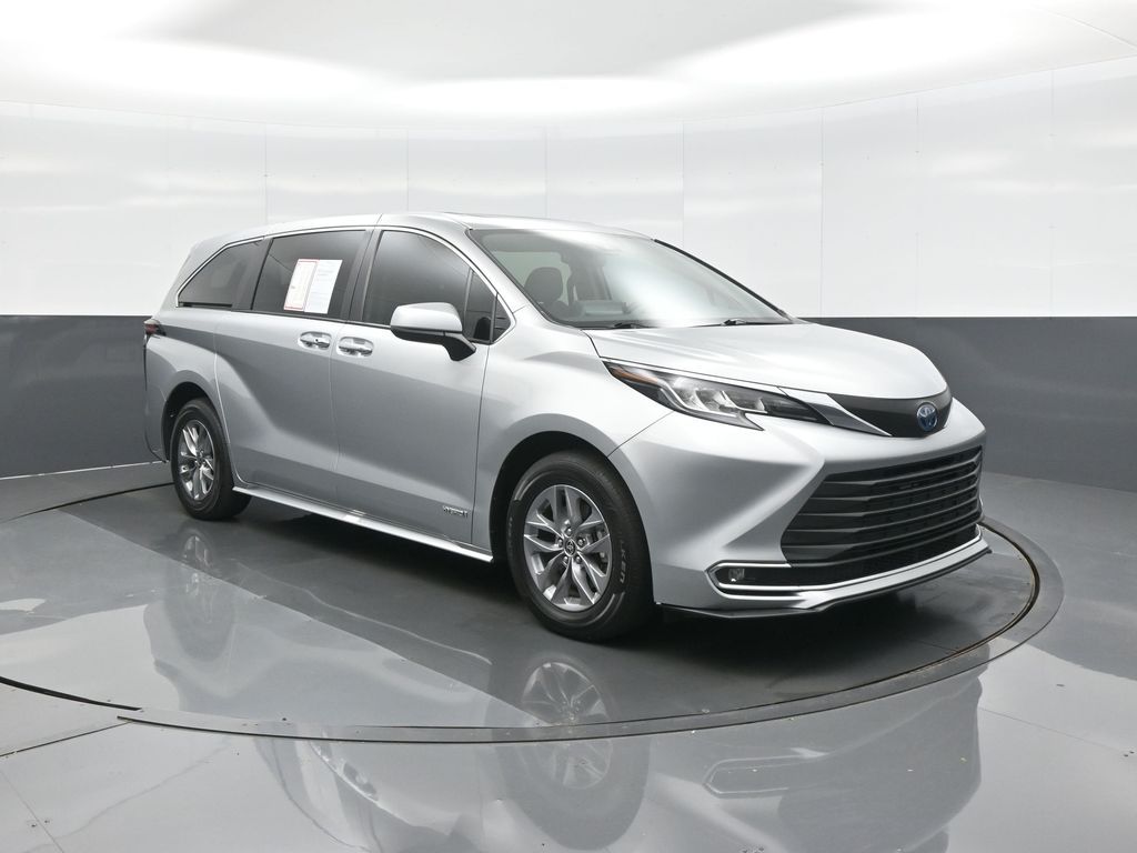 Celestial Silver Metallic 2021 Toyota Sienna XLE 7-Passenger FWD Minivan Front-Wheel Drive Continuously Variable Transmission