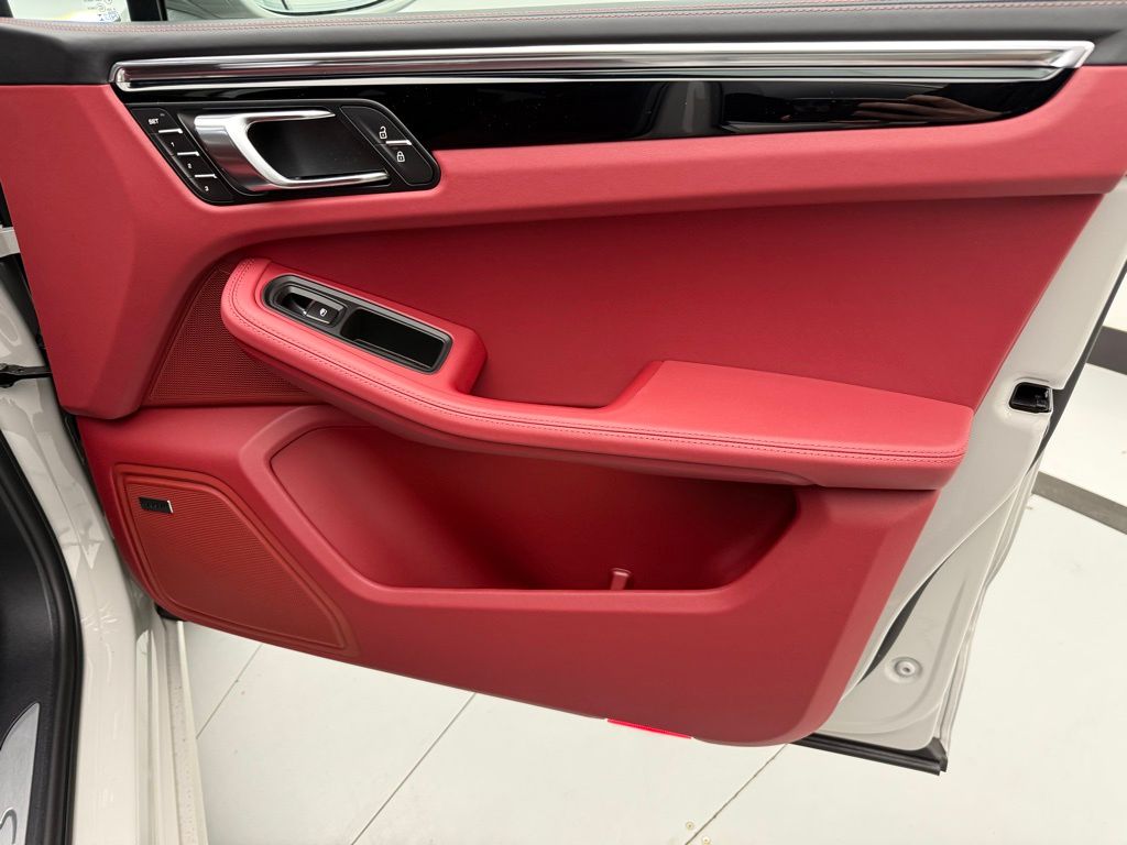 Thumbnail: 2026 Porsche Macan - 32