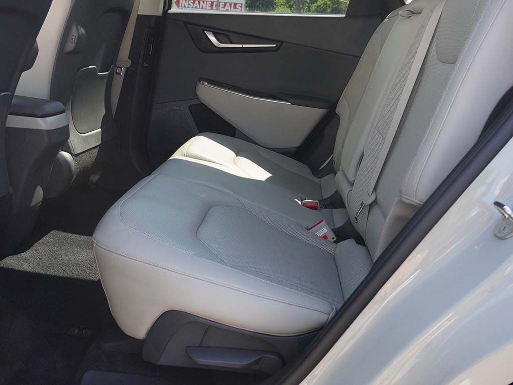 Used 2024 White Kia Wind image 30
