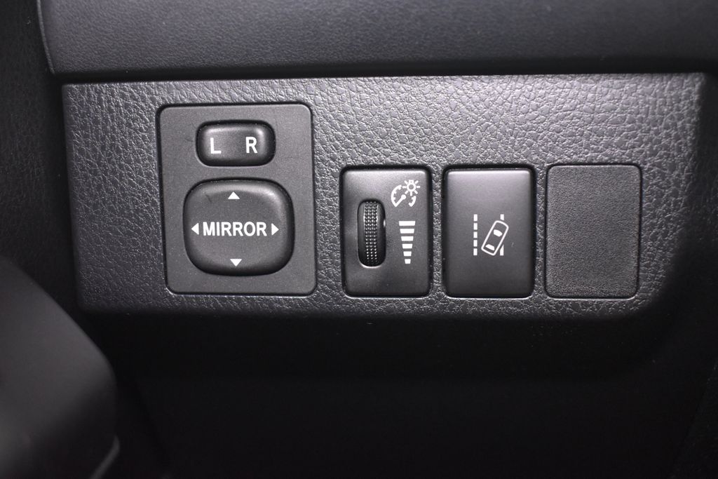 Thumbnail: 2018 Toyota RAV4 - 19