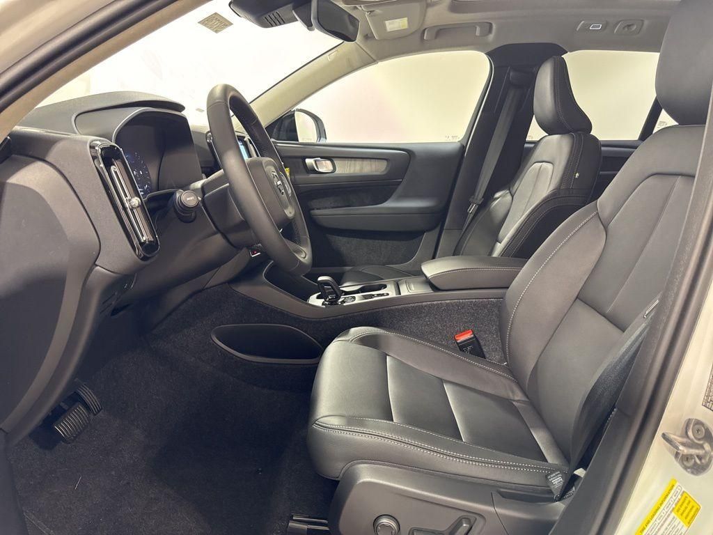 New 2026 White Volvo B5 Plus image 19