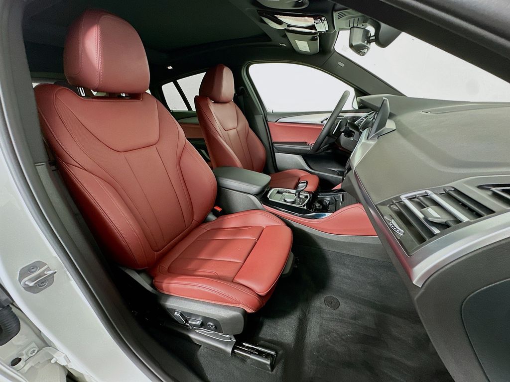 Thumbnail: 2025 BMW X4 - 29