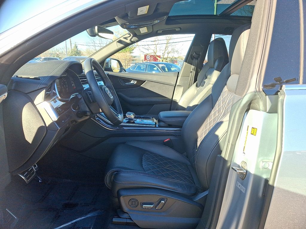 Thumbnail: 2023 Audi SQ8 - 14