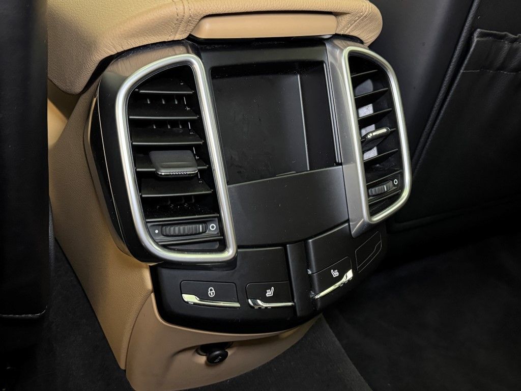 2016 Porsche Cayenne S E-Hybrid 32