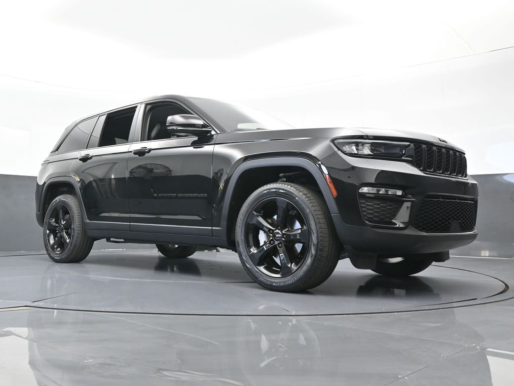 Used 2023 Diamond Black Crystal Pearlcoat Jeep Limited image 65