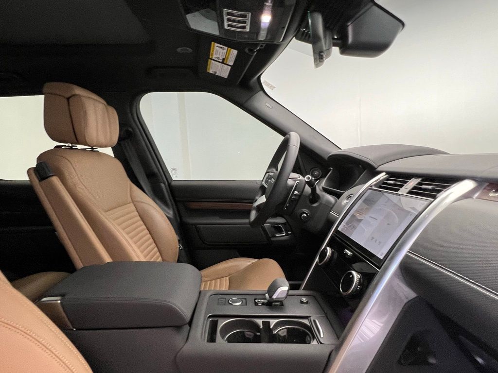 Thumbnail: 2025 Land Rover Discovery - 6