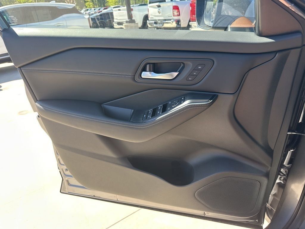 2025 Gun Metallic Nissan Rogue SL FWD SUV