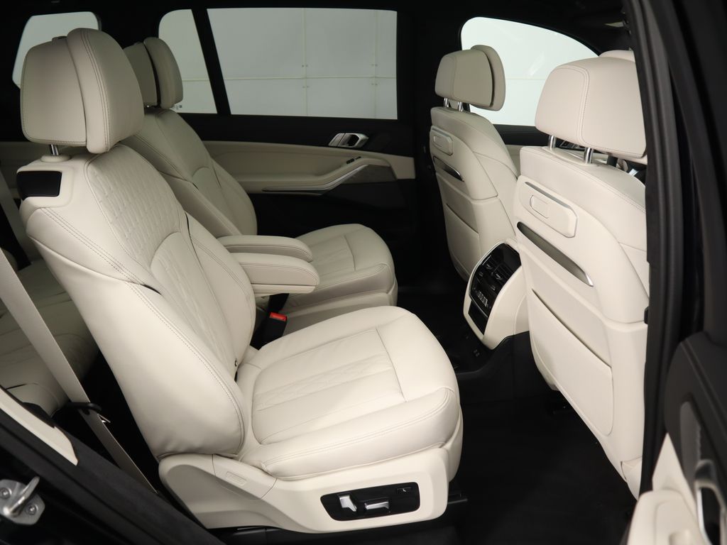 Thumbnail: 2026 BMW X7 - 23