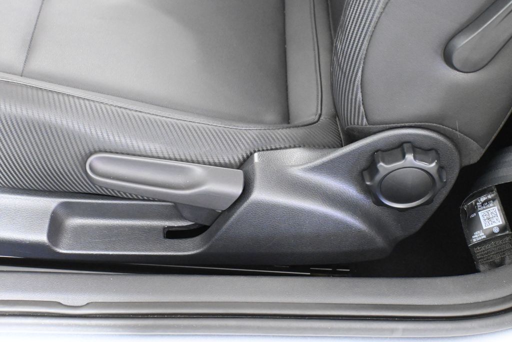 2015 Volkswagen Beetle  32