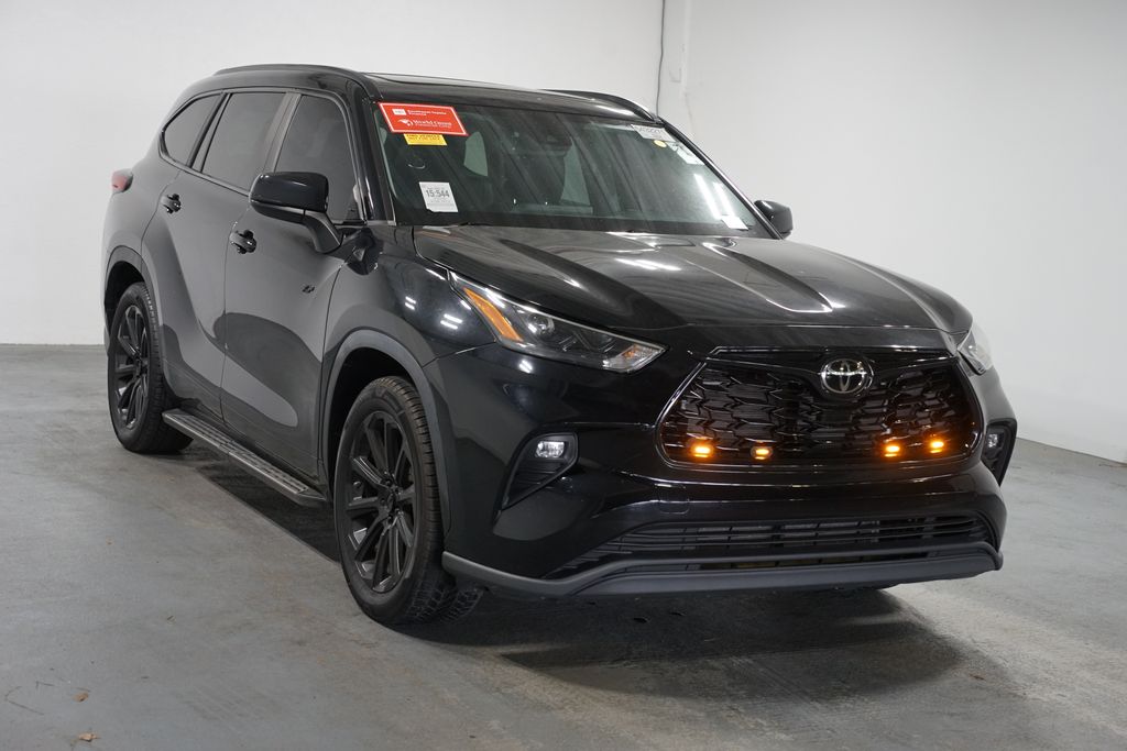 Thumbnail: 2023 Toyota Highlander - 3