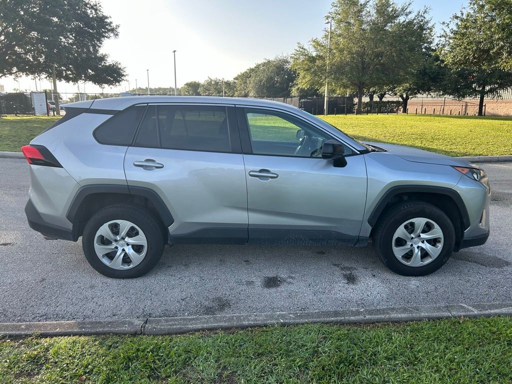 2022 Toyota RAV4 LE 6
