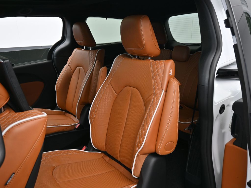 New 2026 Bright White Clearcoat Chrysler Pinnacle image 39