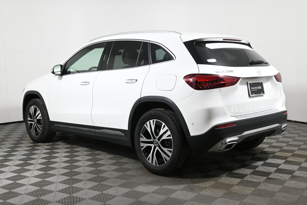 2025 Mercedes-Benz GLA 250 4MATIC 8