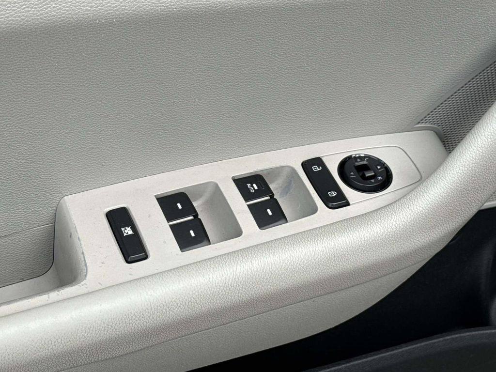 Used 2015 Silver Hyundai SE image 28