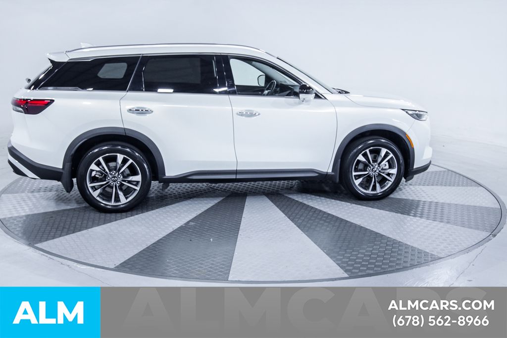 Used 2024 White INFINITI LUXE image 11