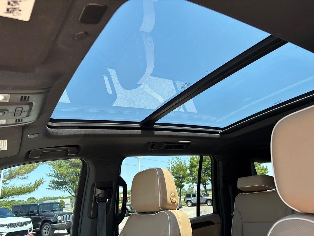 Used 2022 Chevrolet Suburban Premier with VIN 1GNSKFKD1NR343884 for sale in Kansas City