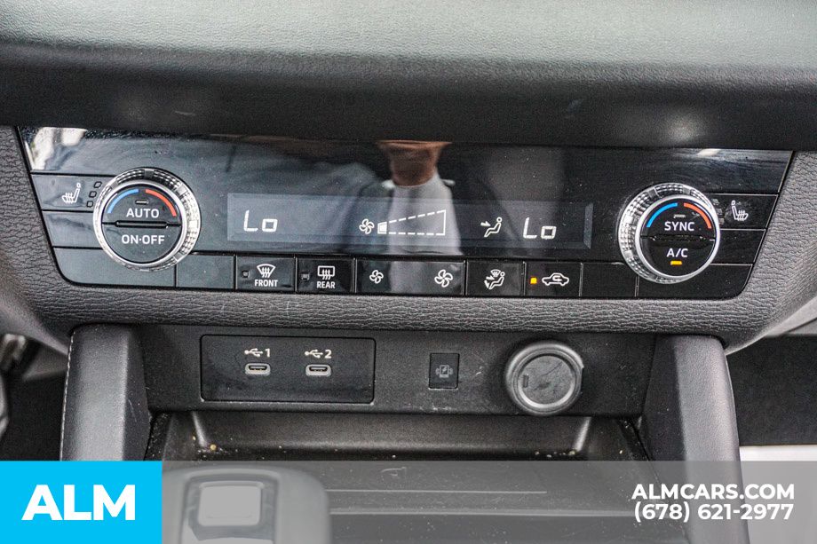 Used 2025 Silver Mitsubishi SE image 43